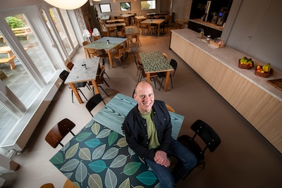 Je moet er nog steeds zelf je stapelbed opmaken, maar dit hostel in Apeldoorn is weer helemaal bij d