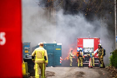 Felle brand in loods van afvalverwerker aan de Vasco da Gamastraat in Emmen