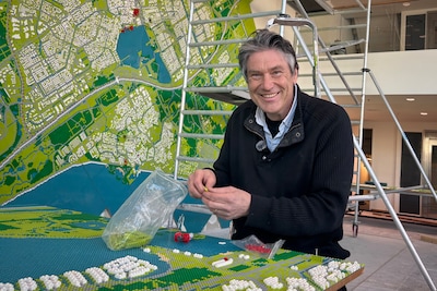 KIJK | Deze kunstenaar bouwt Almere na van Lego: ‘Het is reusachtig’