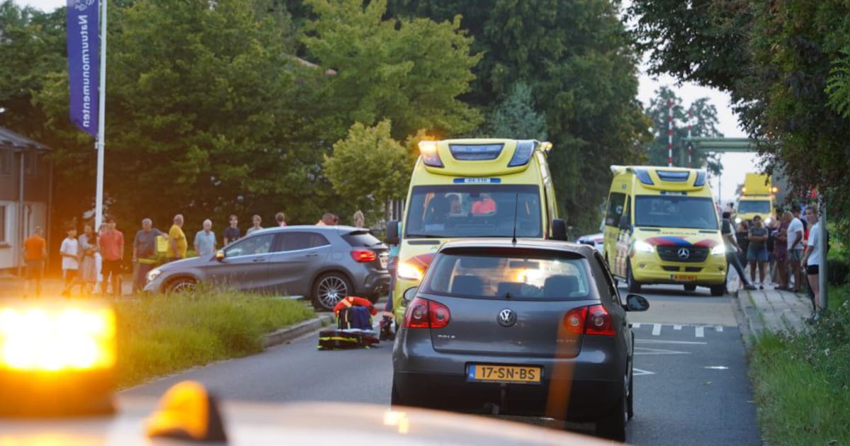 Motorrijder raakt zwaargewond bij botsing met auto in Wanneperveen.