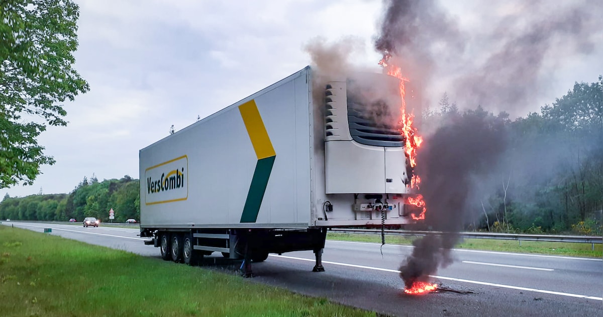 Koeltrailer van vrachtwagen in brand op de A50 bij Hattem