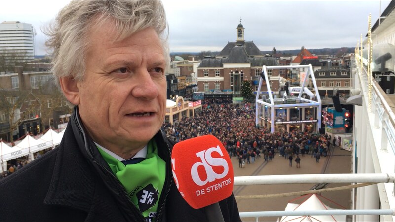Burgemeester John Berends op de balustrade van het gemeentehuis in gesprek met Stentor-verslaggever Gep Leeflang.