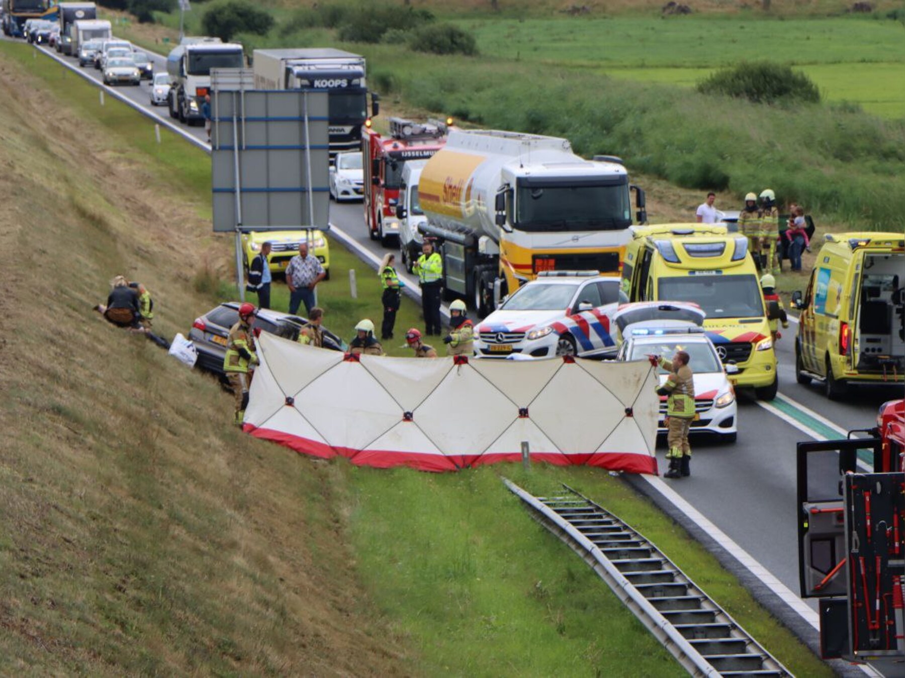 Drie personen zwaar gewond bij ernstig ongeval op N50 bij Kampen: auto kwam met aanhanger op andere weghelft
