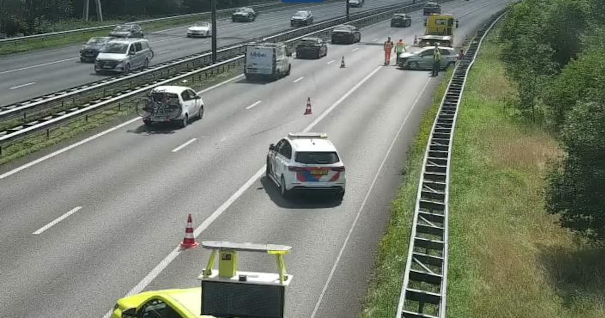 Drukte op de snelweg bij Beekbergen: twee rijstroken dicht door ongeluk.
