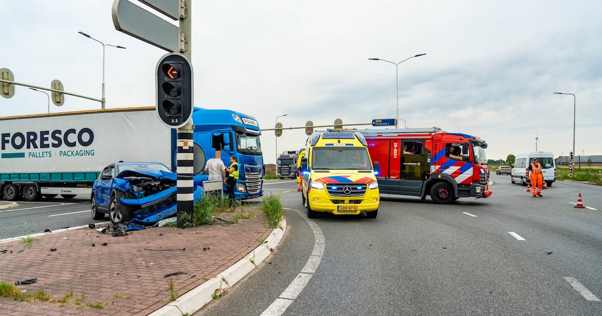 Twee auto's zwaar beschadigd na botsing op kruising in Zeewolde