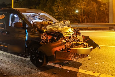 Bestelbus botst achterop vrachtwagen op A28 bij Leusden