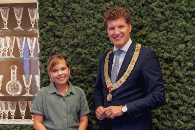 Emma Wijnen (11) volgt Lotus Blom op als kinderburgemeester van Barneveld