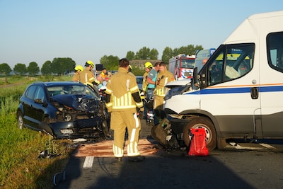 Botsing tussen twee voertuigen op Bisschopsweg in Bunschoten-Spakenburg