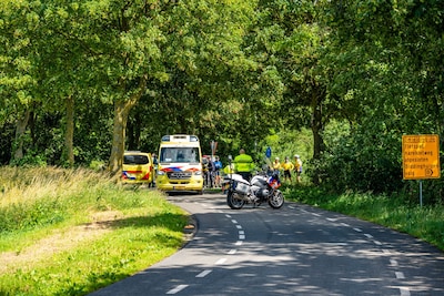 Wielrenner komt ten val na botsing met groep wielrenners in 