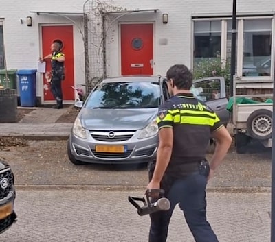Politie ramt deur open met stormram en neemt persoon mee