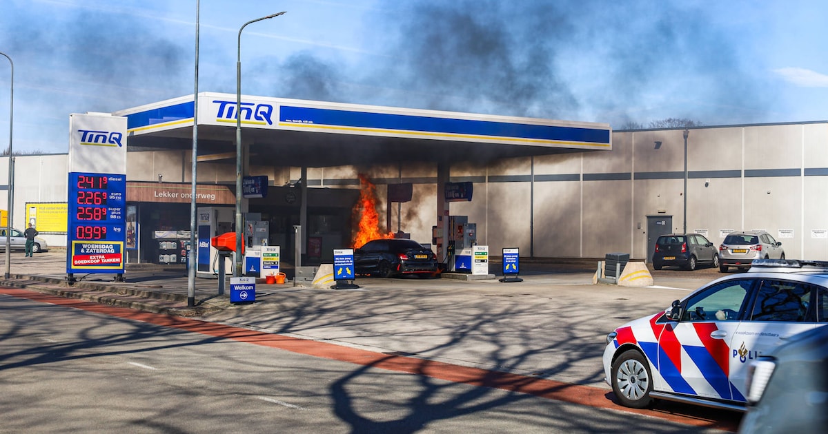 Auto in brand onder tankstation aan de Hagedoorn in Emmen