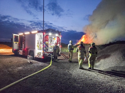 Brandweer uren bezig met gigantische vuurzee in Vathorst: ‘Van buitenaf blussen hielp niet genoeg’