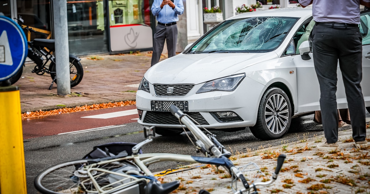 Fietser gewond na botsing met auto in Emmen