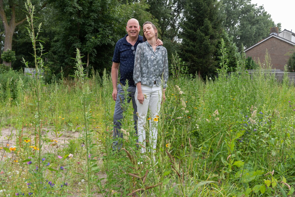 Gill en Samantha Pinchetti op het terein van het oude gasstation, de plek waar het BaarnHuis moet komen.