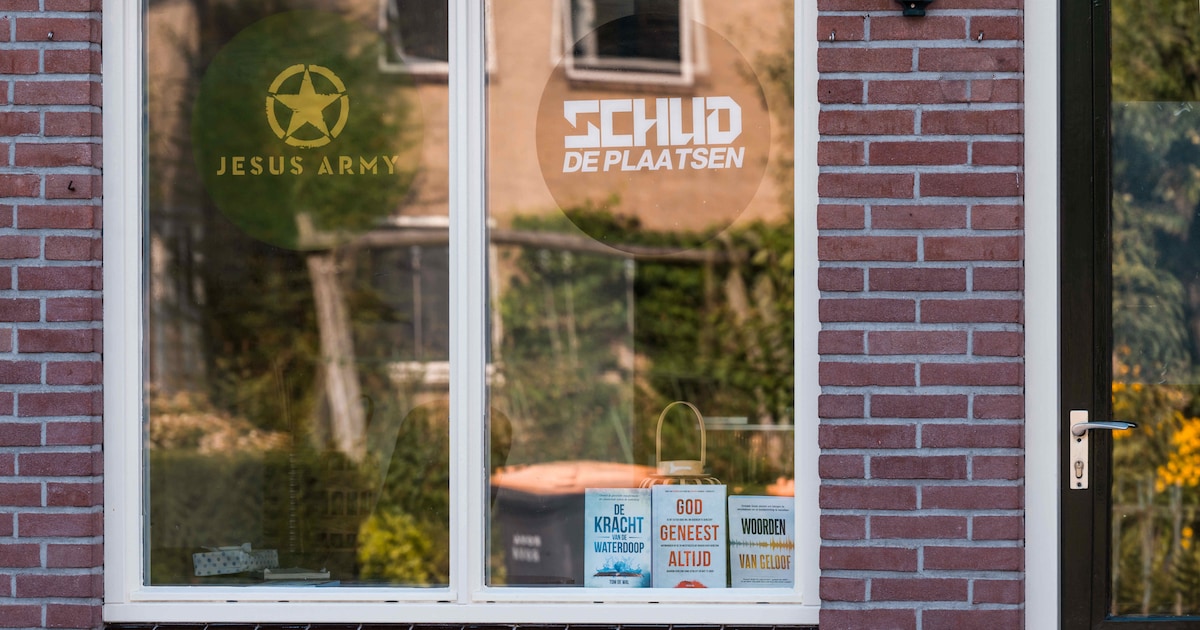 Stickers op de ramen, zorgen in de straat: gebedsgenezer Jelte Kloens uit Kampen roert zich in Den H