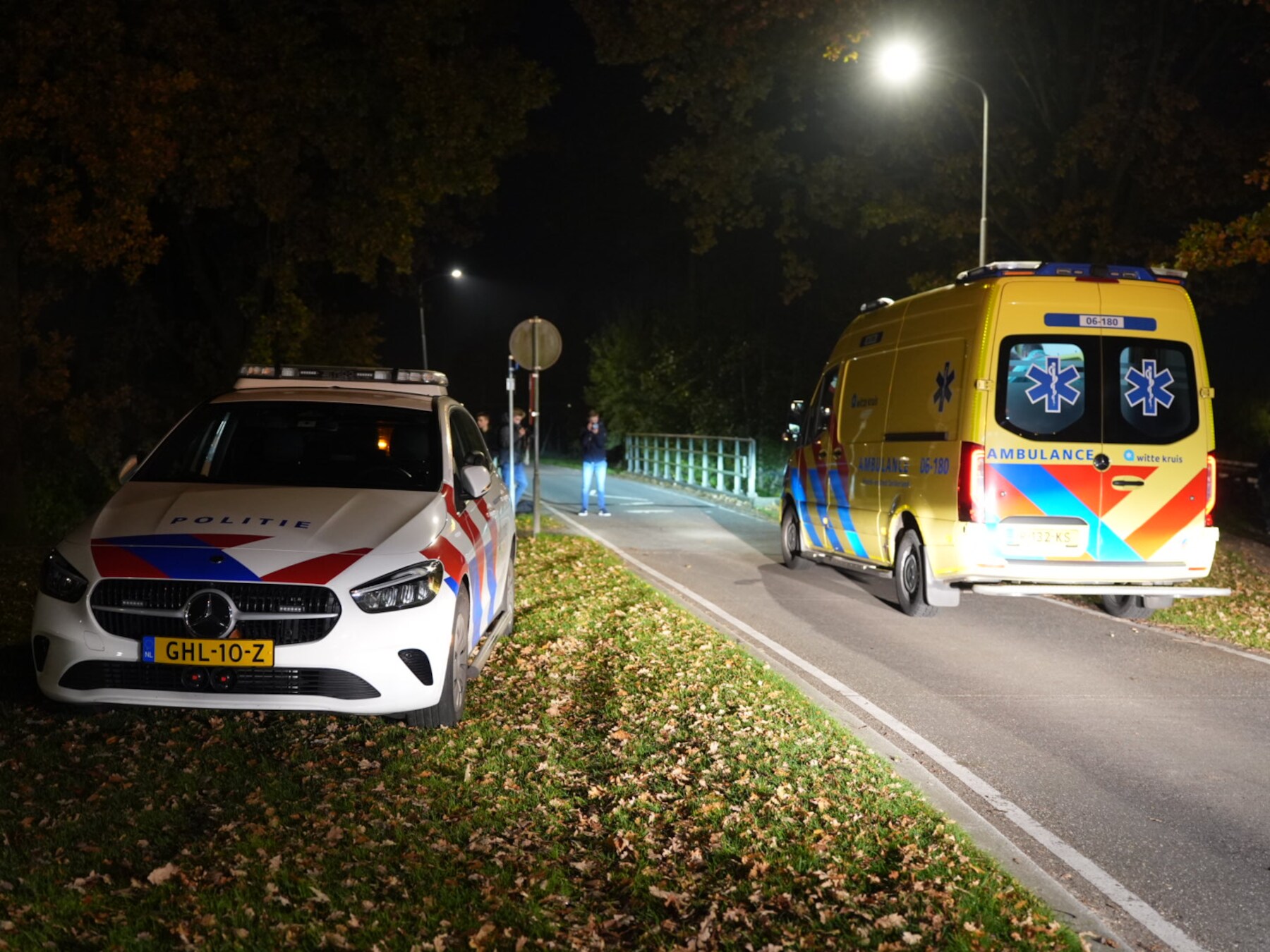 Man op scootmobiel belandt in de gracht in Elburg