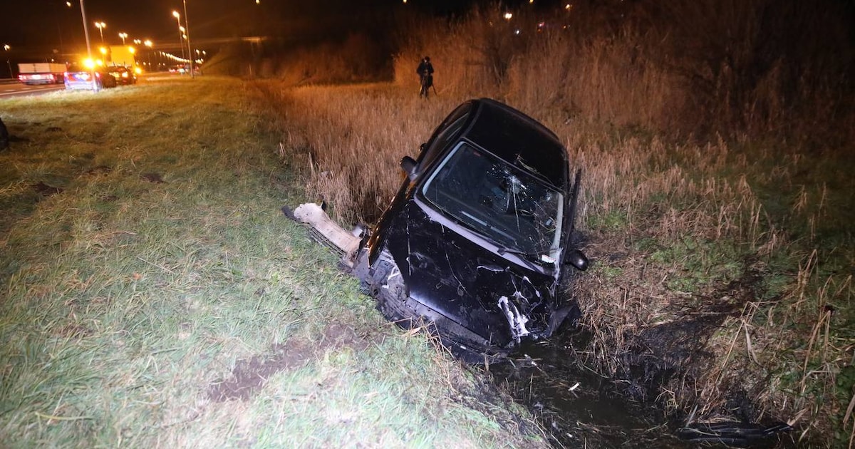 Auto rijdt dwars door verkeersbord en eindigt in sloot bij Apeldoorn