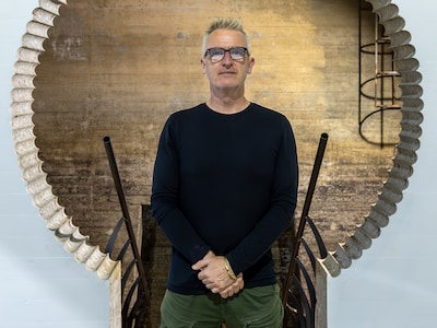 Kunstenaar Ronald bouwde zijn eigen graf. Hier ligt hij straks, net als zijn wijn