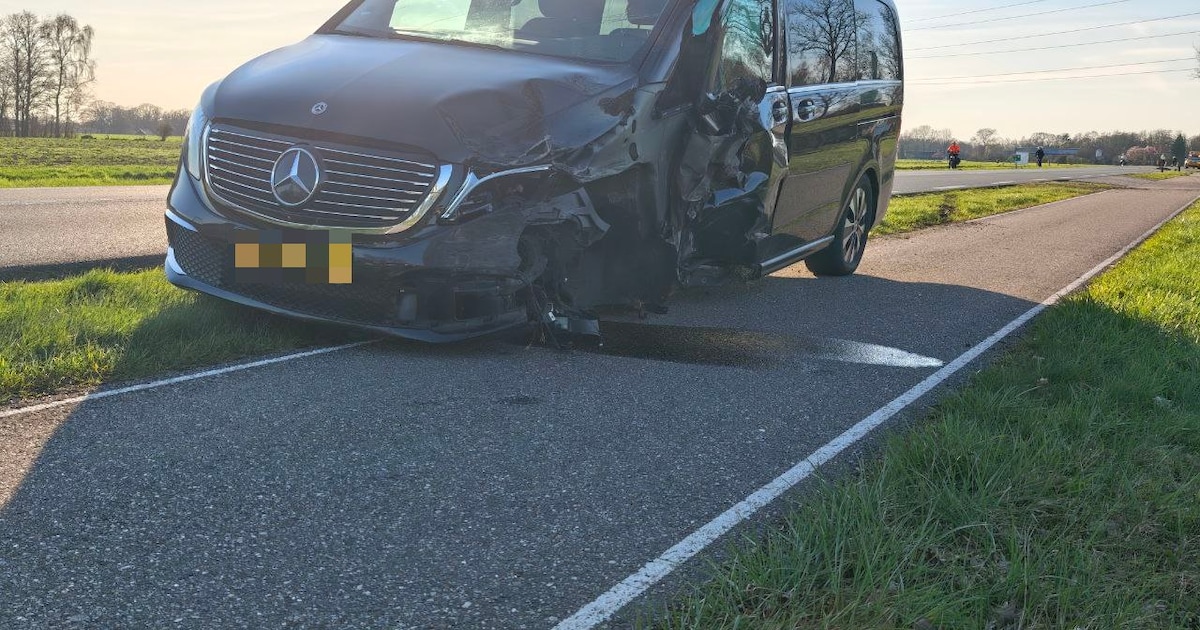 Bestelbus en auto botsten in Aalten, twee gewonden