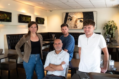 Riza (58) draagt na bijna 40 jaar zijn restaurant over: ‘Alsof ik het aan familie overhandig’