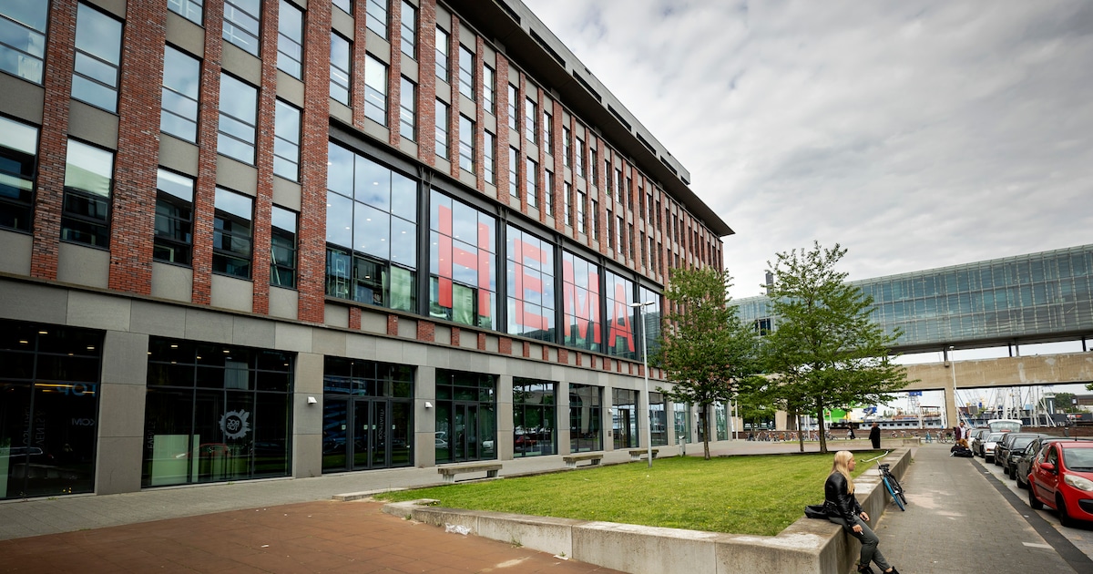 De Hema aan de NDSM-werf gaat weer open en deelt gratis stroopwafels uit