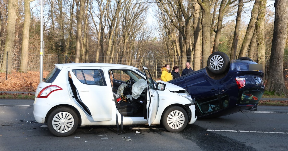 Auto slaat over de kop na botsing op kruising in Rozendaal