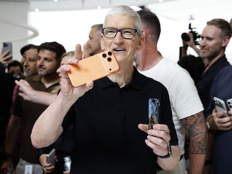 Apple-topman Tim Cook toont de nieuwe iPhones.