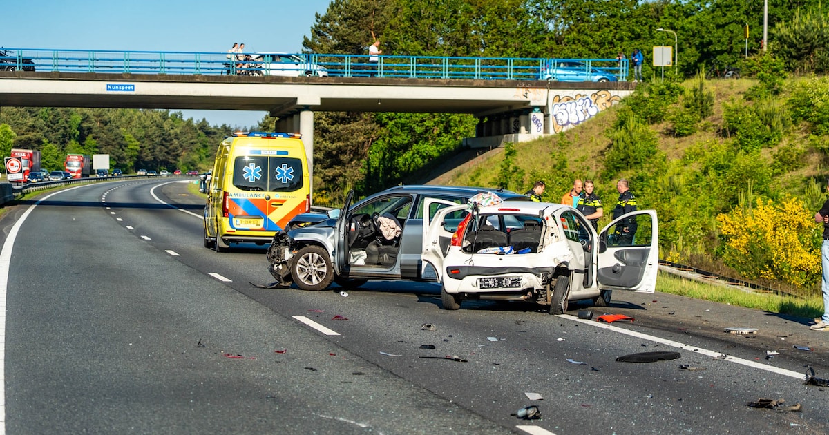 Drie auto’s botsen op A28 richting Amersfoort, één rijstrook weer vrij