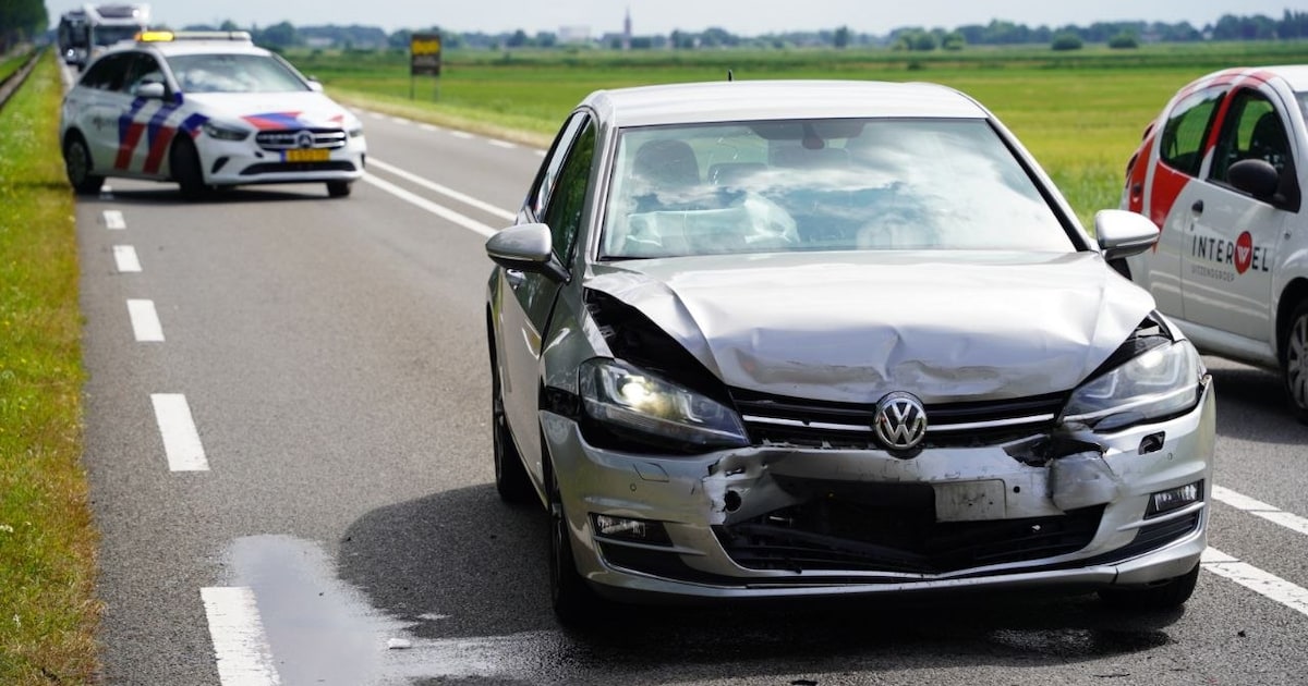Drie voertuigen betrokken bij kop-staartbotsing op N331 in Zwartsluis
