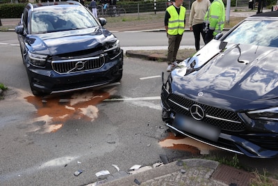 Botsing zorgt voor olielek: Leusderweg in Amersfoort tijdelijk afgezet