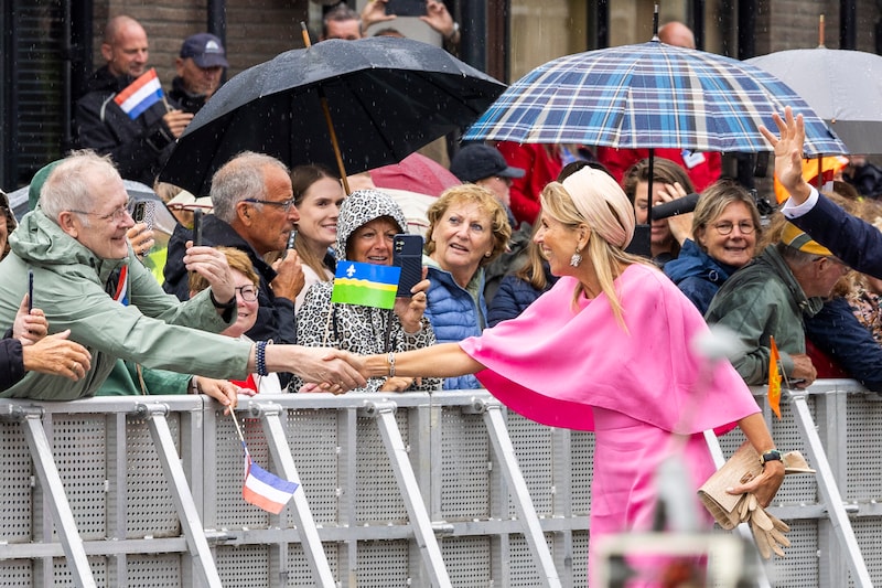 De koningin groet het publiek in Zeewolde.