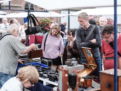 Grootste openluchtbeurs van Europa: jonge liefhebbers ontdekken in Doesburg de oude camera
