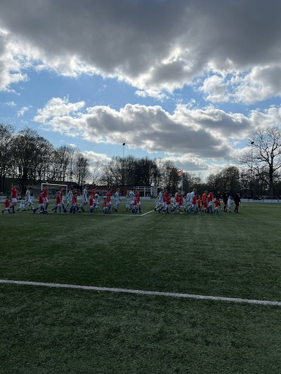 LIVE | Een zondag met prachtige derby’s in het amateurvoetbal, eerste goals al een feit