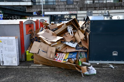 Deze afvalcontainers in Zwolle zijn mateloos populair, met dit beeld als gevolg. Nu komt de gemeente