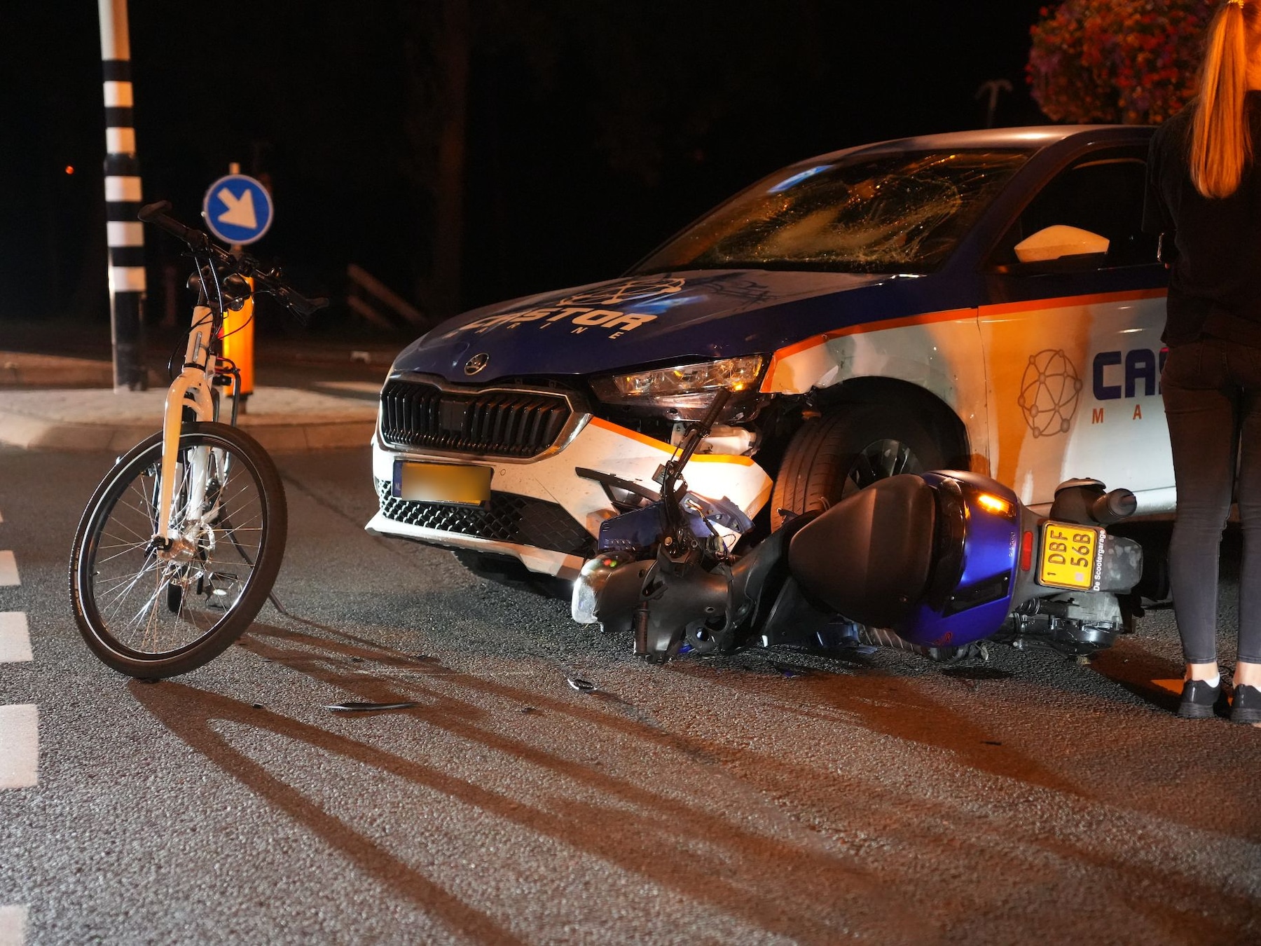 Scooter vast onder auto na harde botsing in Zwolle, bestuurder gewond