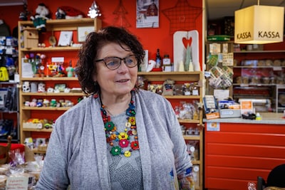 Greetje (60) runt de enige winkel in haar dorp: ‘Omzet kan niet op tegen wat je voor mensen betekent