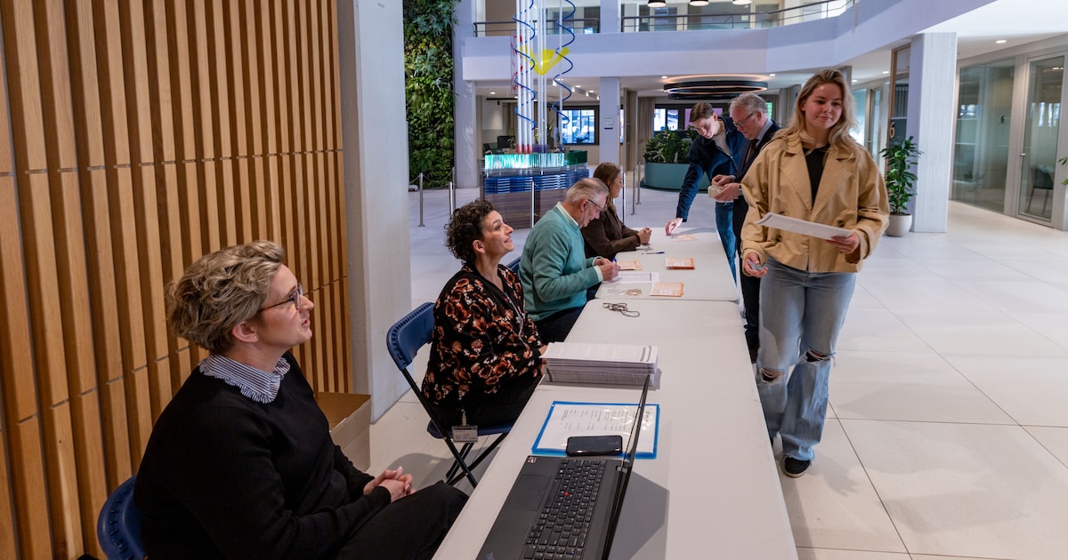 Lawaaiige aggregaten, gemopper en boosheid bij verkiezingen in Dronten: ‘Meneer schold het stemburea