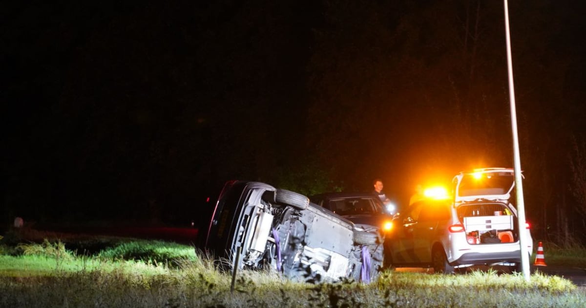 Ongeluk in Dalfsen: auto belandt op zij in sloot.
