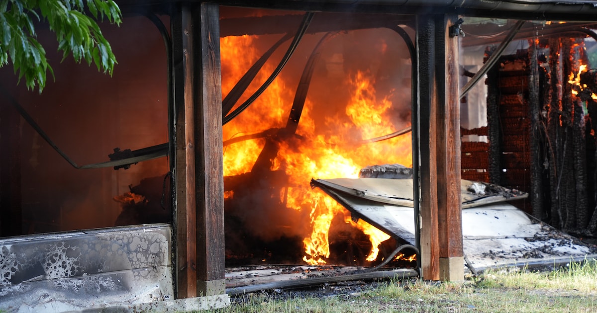 Grote brand in schuur met elektrische auto's in Wapenveld, rook trekt over pannenkoekenhuis