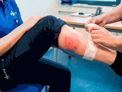 Ze spuit parfum en smeert bloed in gezicht van agente, dan volgt bizarre beet: ‘Litteken blijft voor