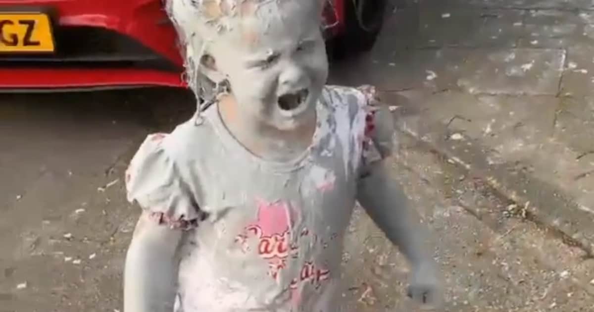 Noëlla (3) ‘wast’ zichzelf en moeders auto met waterafstotende verf: ‘Elke keer prijs met die meid’