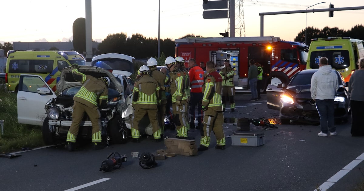 Twee auto’s total loss na aanrijding in Tubbergen, één persoon naar het ziekenhuis.