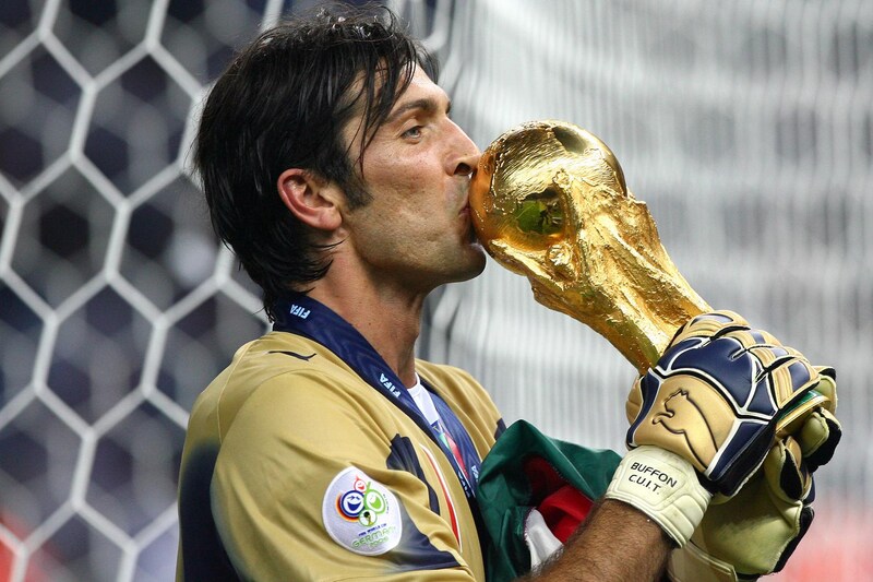 TransferTalk | Buffon (45) lijkt met voetbal te stoppen | Sport | De ...