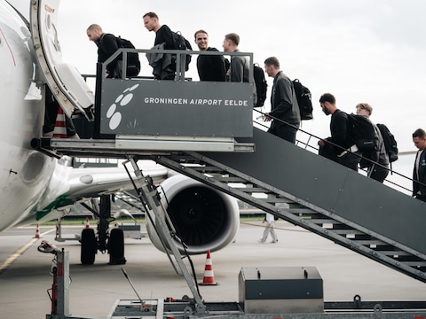 De selectie van Go Ahead Eagles op weg naar Athene. 