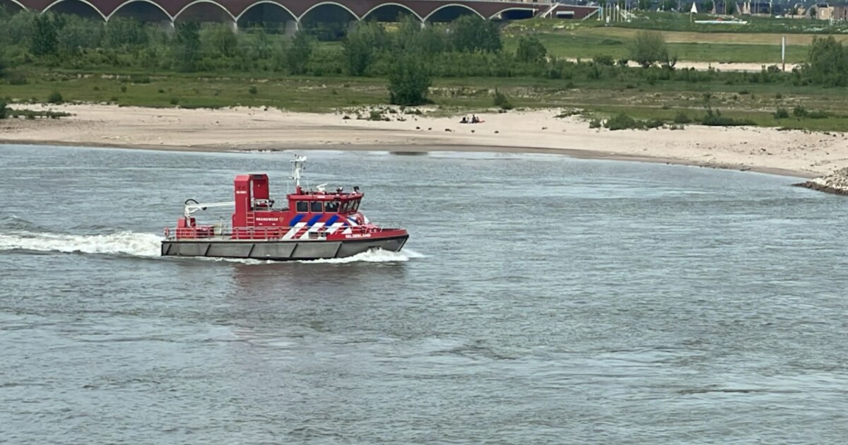 Brandweer redt met boot drenkeling uit Waal bij Nijmegen