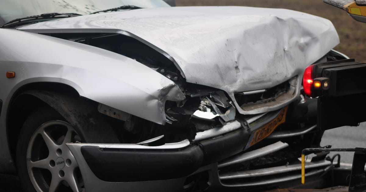 Flinke schade na botsing tussen twee auto's in Urk