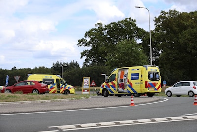 Motorrijder gewond bij aanrijding op rotonde in Wierden