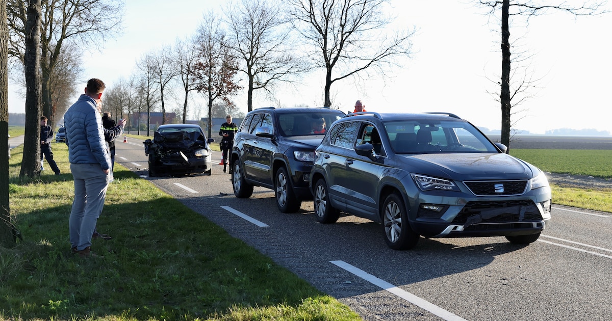 Vijf auto's betrokken bij botsing op de Kuinderweg in Luttelgeest