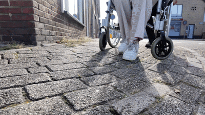 Erna werd van de fiets gereden op deze kruising in Goor: door een kapotte stoep kan ze er ook met de
