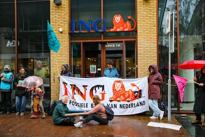 Demonstranten Extinction Rebellion bekladden ING-kantoor in Apeldoorn: bank doet aangifte